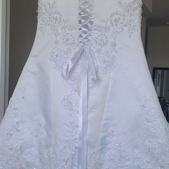 Wedding Dress - Picture 4 of 10